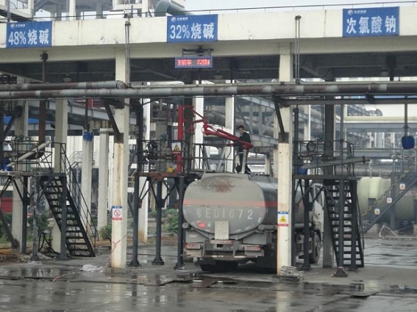 風(fēng)從虎，雨從龍，大大來(lái)了雨迎接！興發(fā)牛，大壩壯，主席來(lái)了宜昌亮！